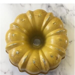 Vintage bundt pan